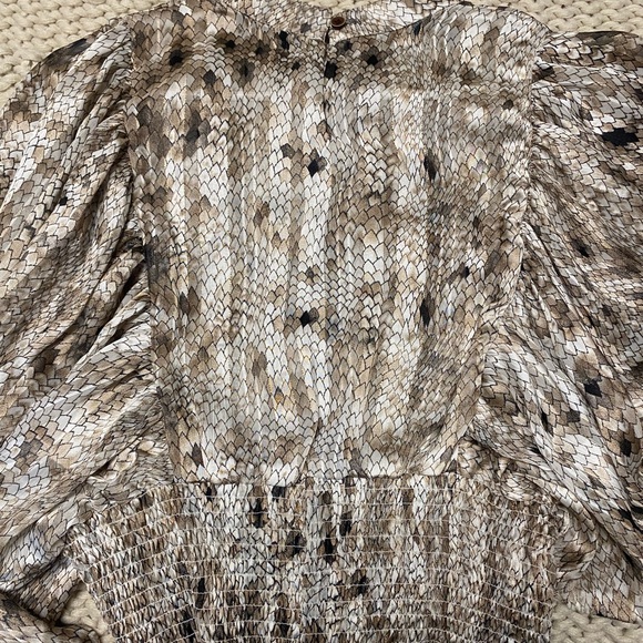 Snakeskin print bishop sleeve shirred blouse - Picture 5 of 6